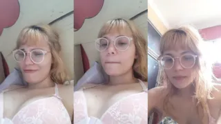 hermosa nena rubia en videollamada caliente