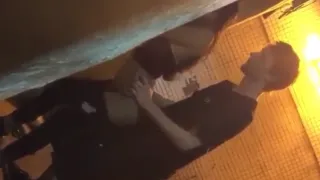 su amigo los graba cogiendo sin que se den cuenta