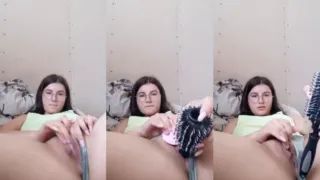 jovencita cachonda se graba mientras que se mete un cepillo de pelo en la panochita