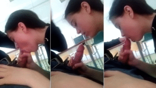 jovencita colegiala se la chupa a uno de sus compañeros en el salon