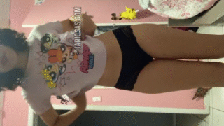 la morrita colegiala se comienza a quitar la ropa hasta quedar desnuda