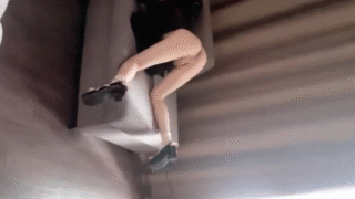 le dice a la morrita colegiala que se ponga de perrito para penetrarla pero la comienza a grabar