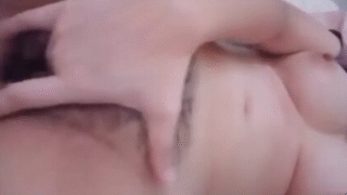 colegiala peludita se moja a chorros cuando se comienza a meter los dedos