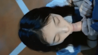 la colegiala se la chupa a uno de sus compañeros dentro del salon